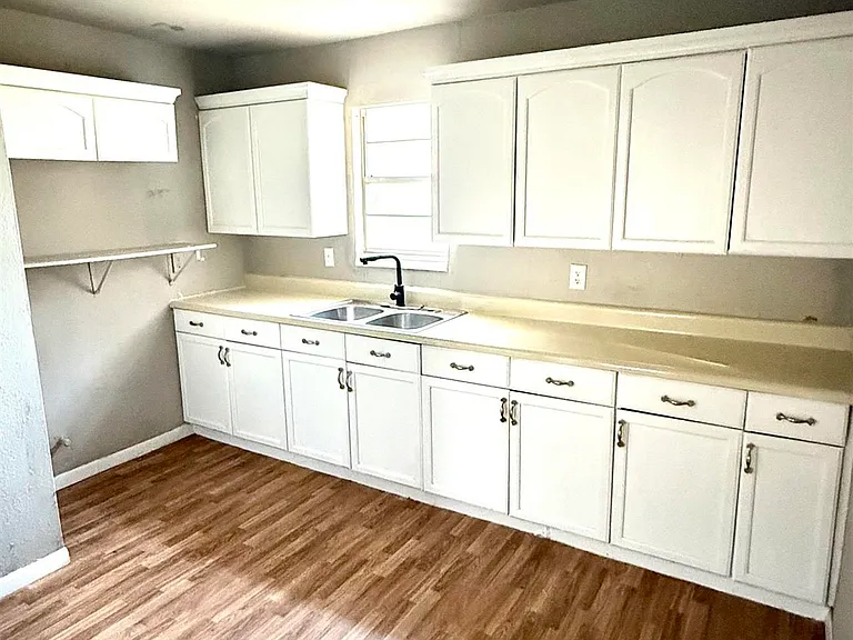 1111 Ireland St — Photo 4