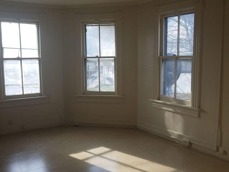 2nd image of 130 Linden Ave