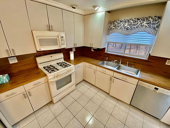 5th image of 47 Dell St #1