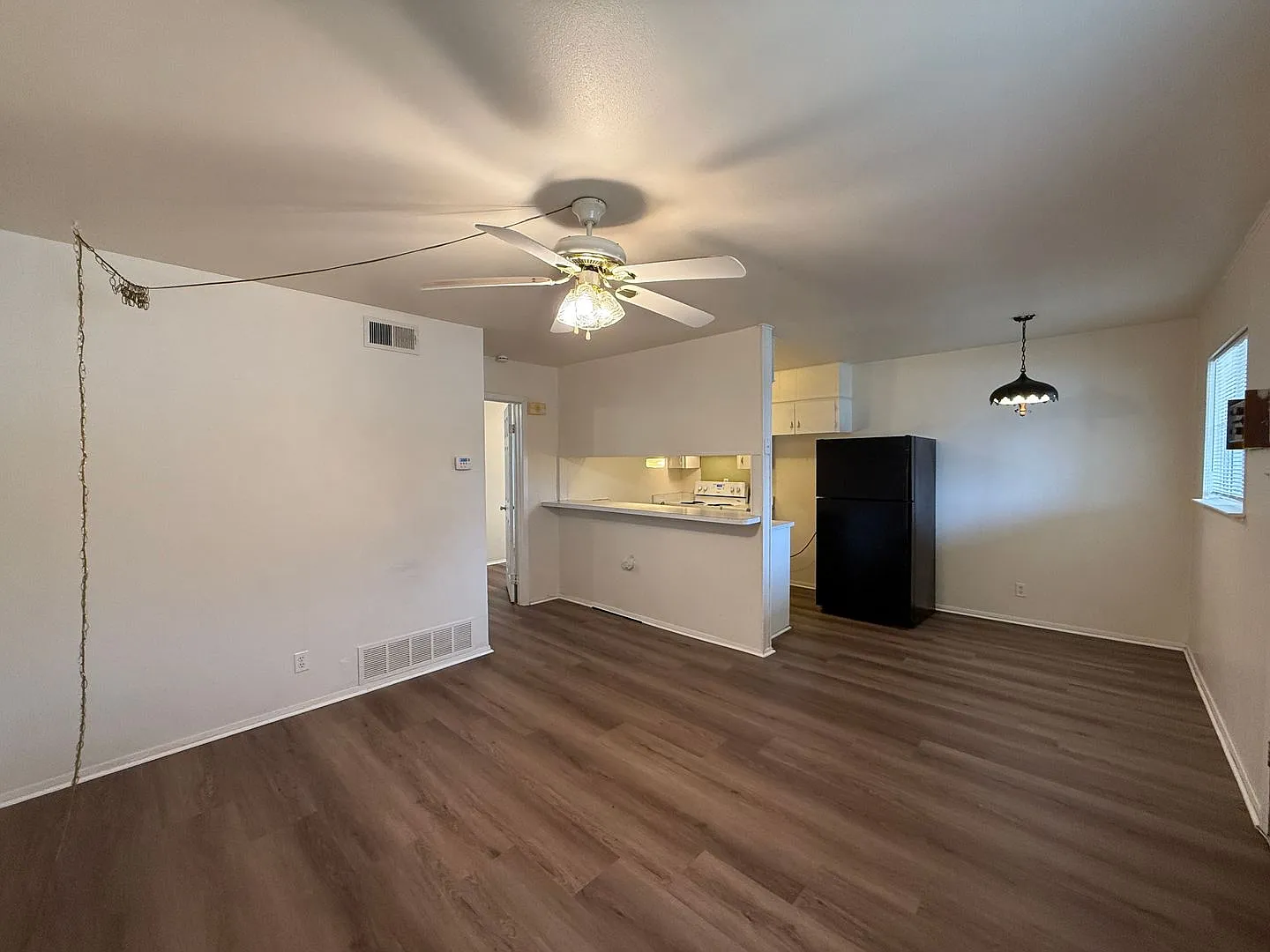 1/1 Triplex - End Unit /No Carpet / Vinyl Plank Flooring / Lots of Parking / CISD — Photo 3