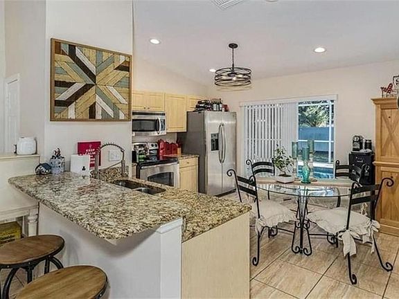 3rd image of 2520 SW 32nd St
