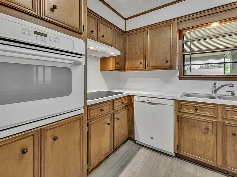 2312 Windsor Dr — Photo 6