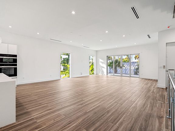 3rd image of 11 SE 11th Avenue