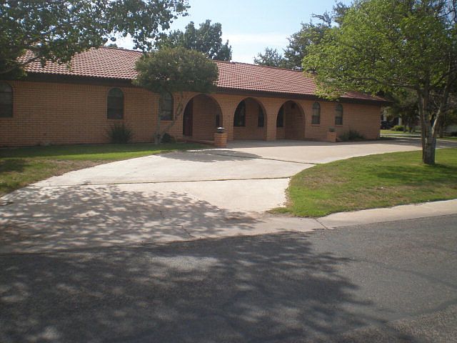 1st image of 2545 Country Club Dr