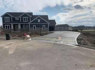 6129 S Primrose Ct, New Berlin, WI 53151