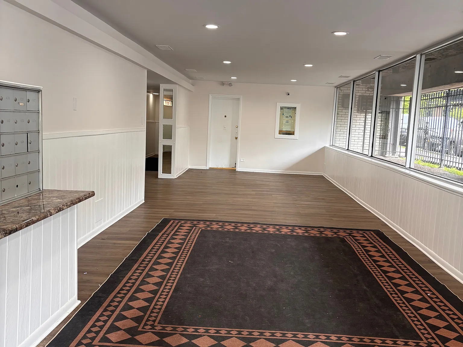 60 N Central — Photo 3
