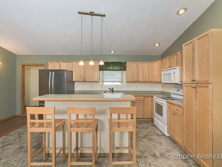 834 Marquette Loop — Photo 2