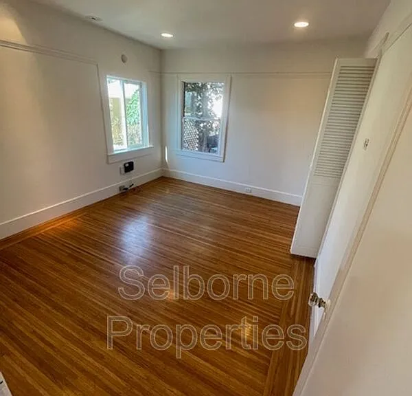 1424 E 20th St — Photo 44