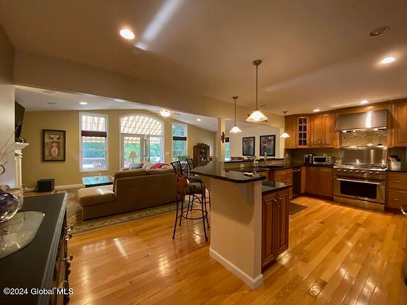 5th image of 10 Cayuga Court