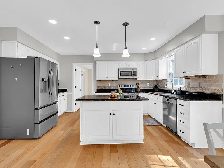 7707 Lake Glen Dr — Photo 3