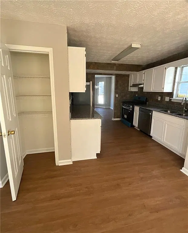 4 bed, 2.5 bath, 2090 sqft, $2,300 — Photo 4