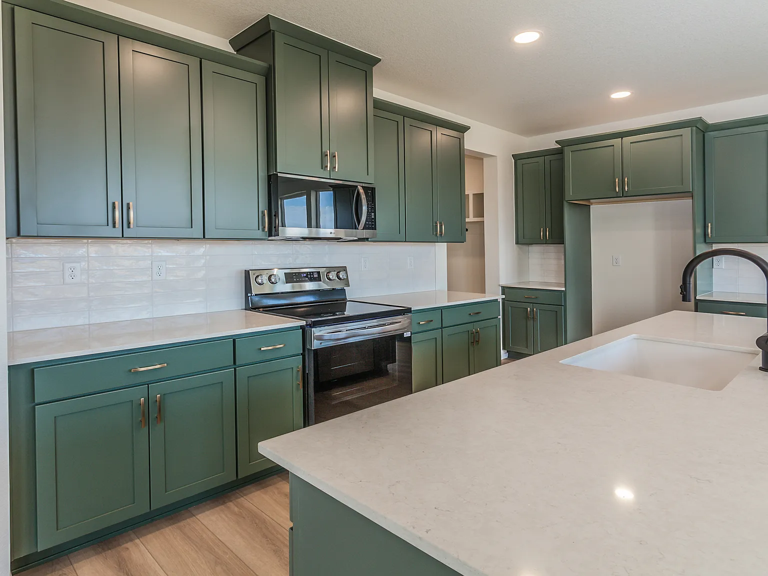 4 bed, 2.5 bath, 3587 sqft, $3,800 — Photo 4