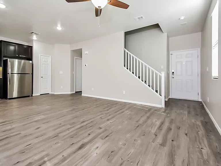 10509 W Gilmore Ave — Photo 5