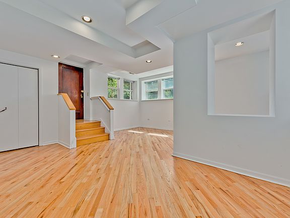 3rd image of 1468 W Balmoral Ave APT 1