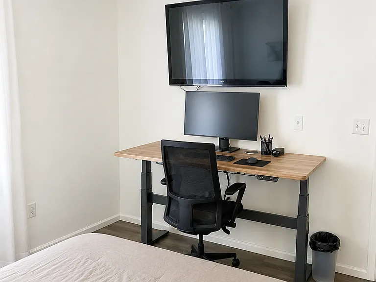 "Varidesk" and tv use included