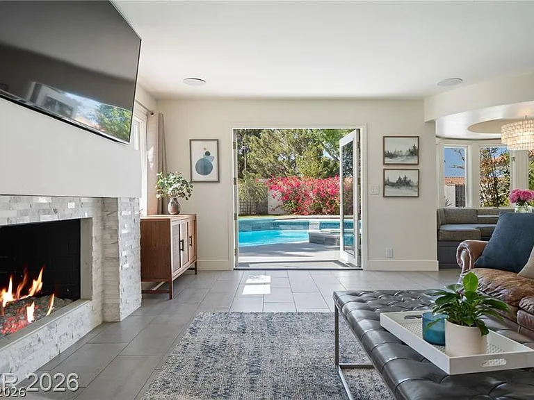 2233 Versailles Ct — Photo 14
