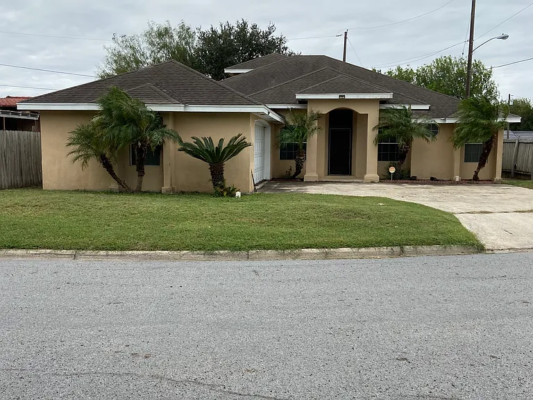 204 Bowers St — Photo 3