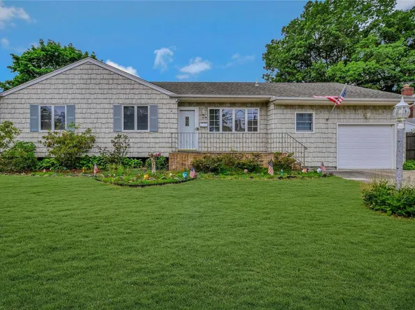 7 Wheeler Court, Deer Park, NY 11729