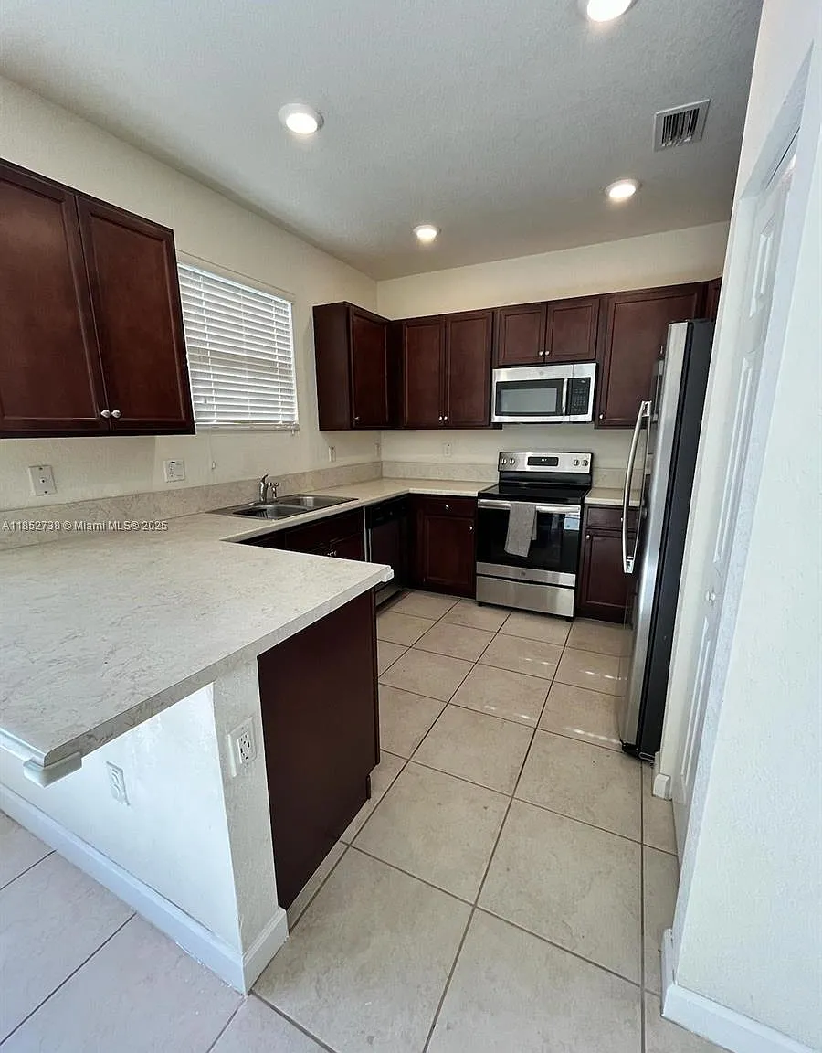 4 bed, 2.5 bath, 1408 sqft, $2,900 — Photo 2