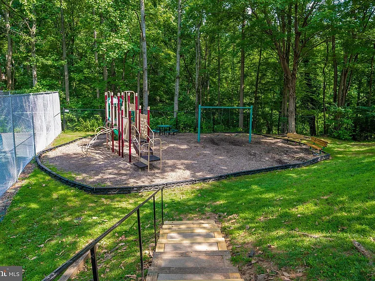 6402 Montrose Rd — Photo 42