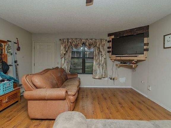5th image of 10 E Dillow Ln