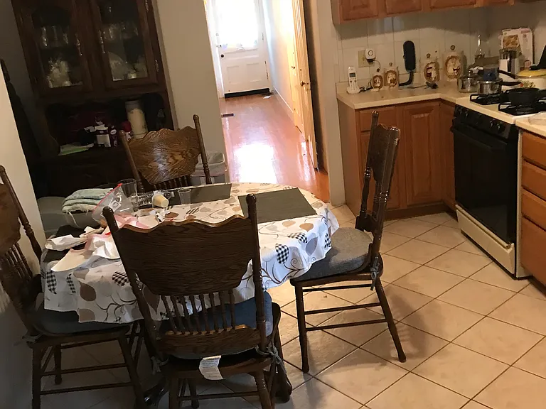 10-12 Taunton #1, Somerville eat-in kitchen