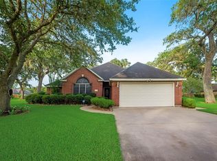 2259 Lakewood Dr, West Columbia, TX 77486