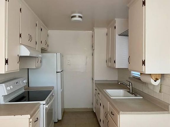 2nd image of 986 Rose Ave