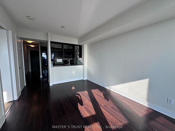4th image of 135 Village Green Sq Unit 3722