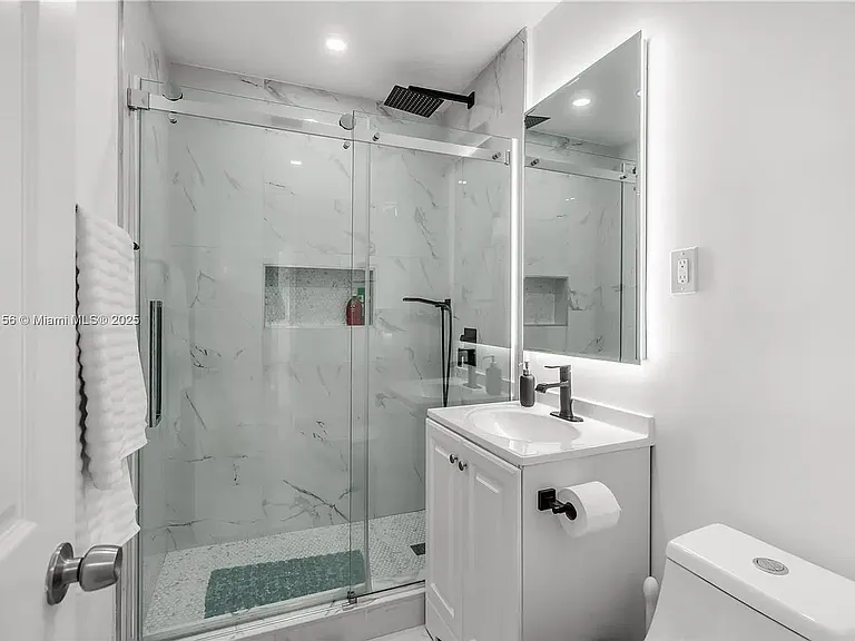 2424 NE 18th Ave — Photo 4