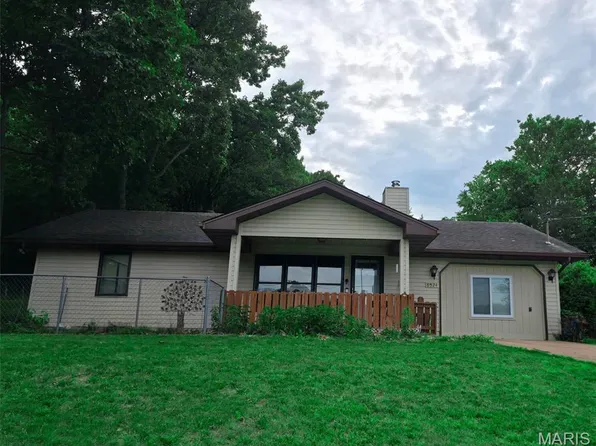 8524 Lake Dr, Cedar Hill, MO 63016