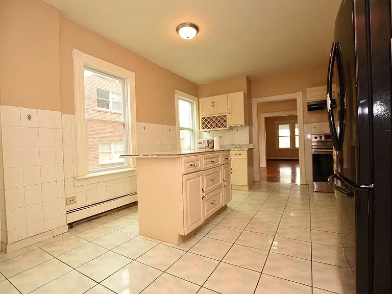 176 Adelaide St #1 — Photo 2