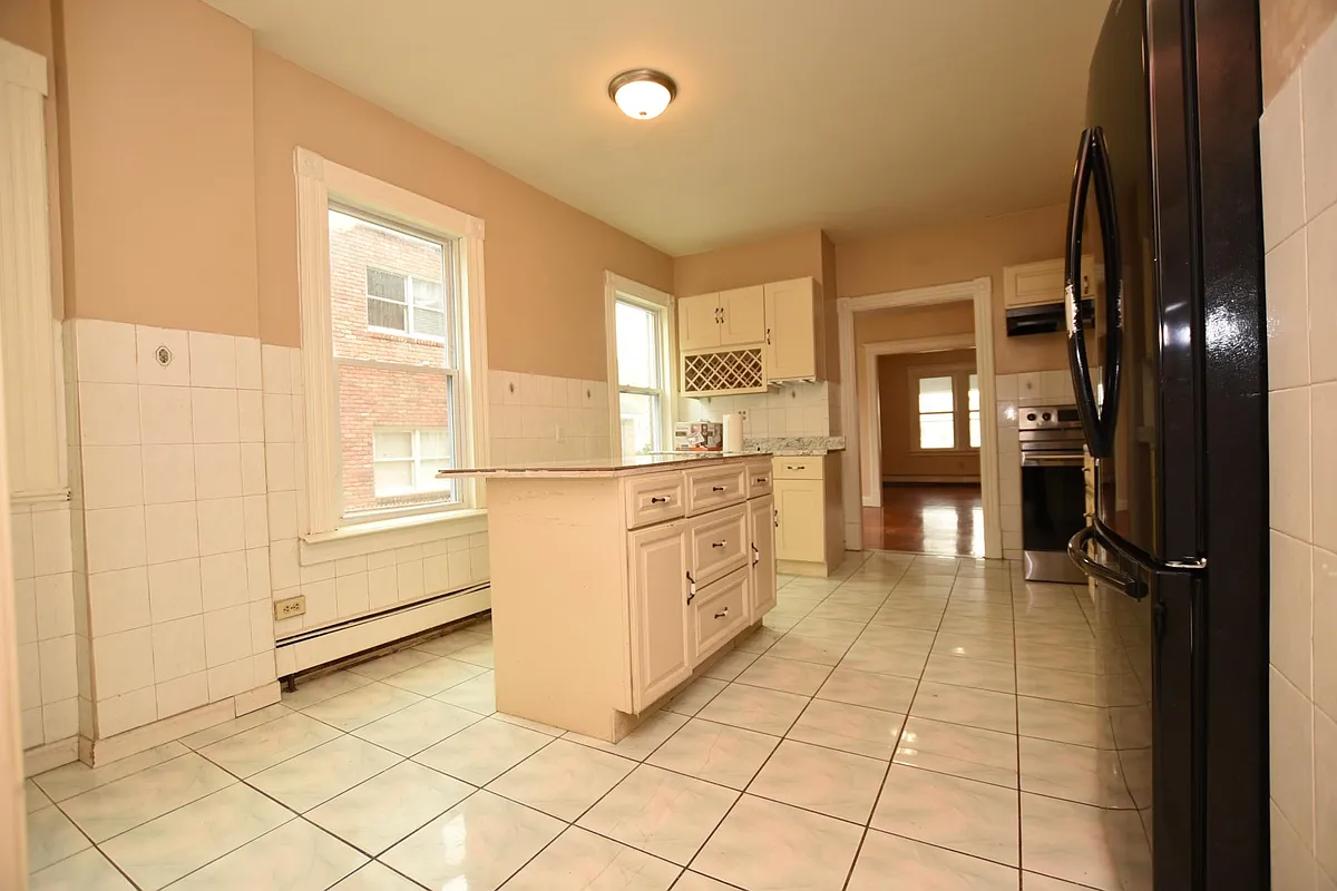 Building Photo - 176 Adelaide St #1