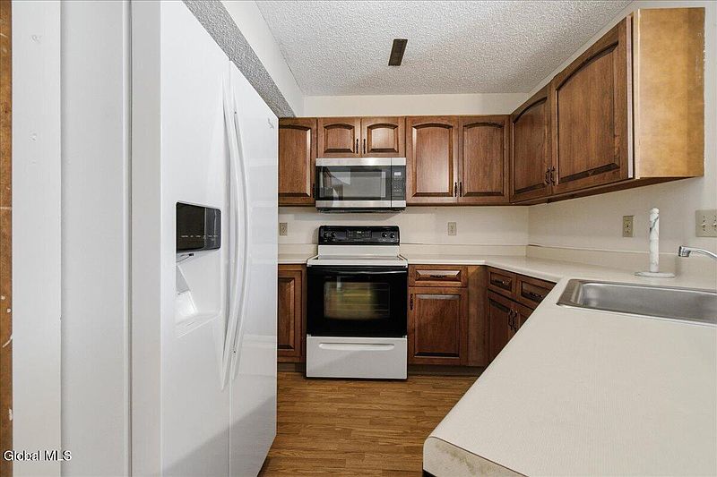 5th image of 5 Minuteman Court