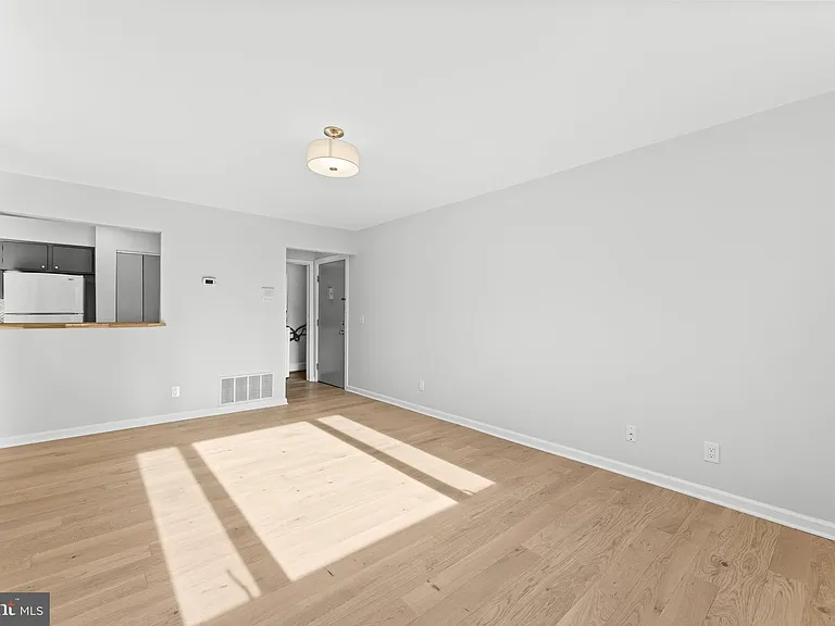 3226 Sayre Dr — Photo 2