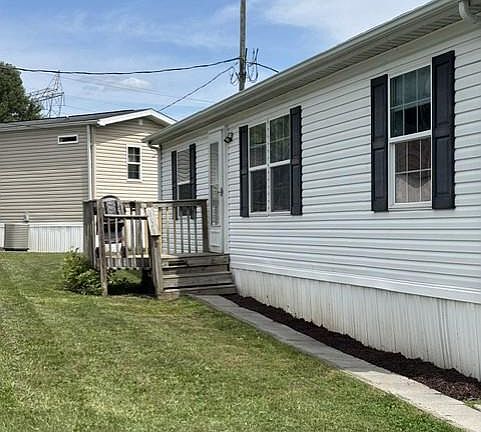 2nd image of 8 W Circle Dr