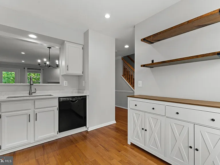 106 Hackley Ct — Photo 5