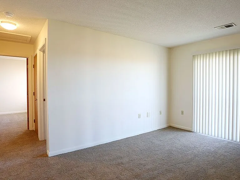 HUNTERS OAK APARTMENTS — Photo 7