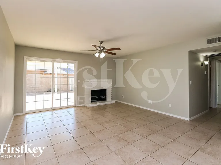 1941 W Portobello Ave — Photo 2