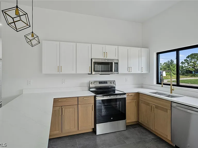 601 Hawthorne Ave S — Photo 10