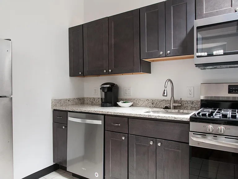 2031 Chestnut St #2R — Photo 4