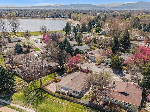 Only a few houses away from the lake for sunsets, paddle boarding, fishing
