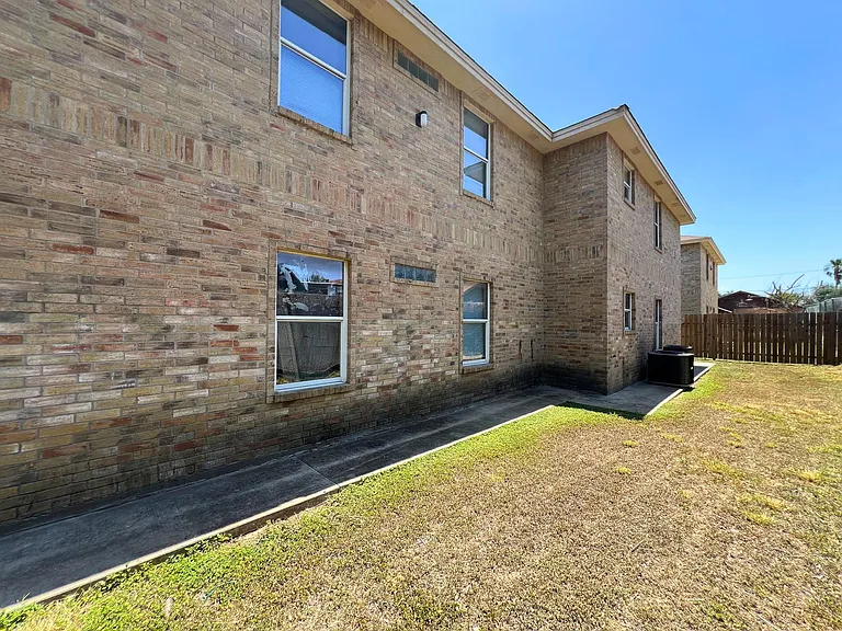 3008 E Stewart St — Photo 3