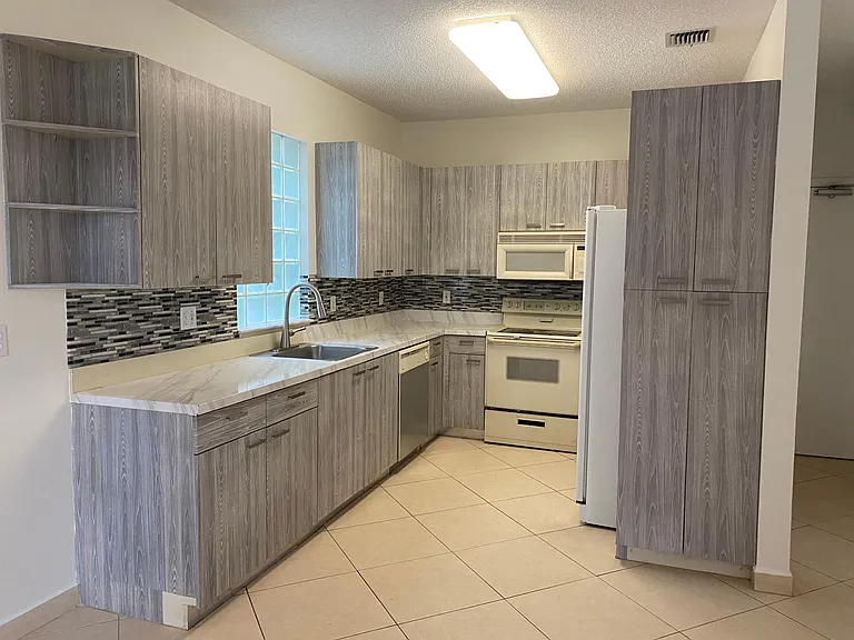 15320 NW 6th Ct — Photo 3