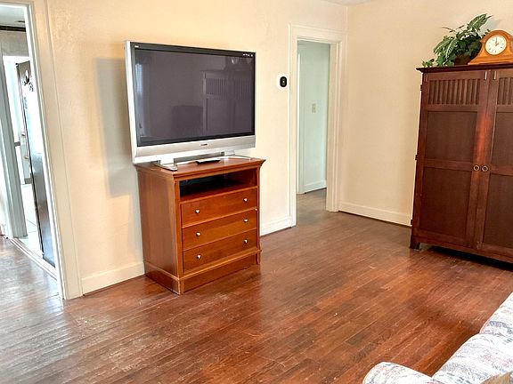 3rd image of 810 Bainbridge Blvd