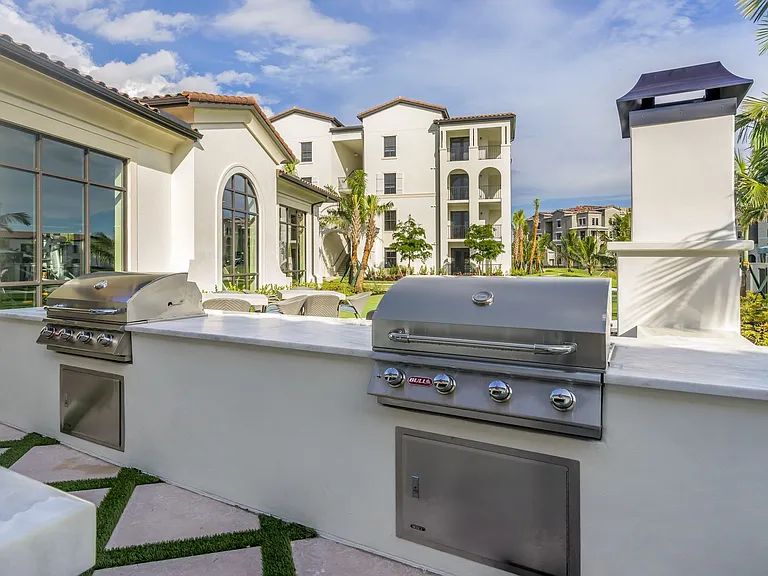Lago Apartments — Photo 20