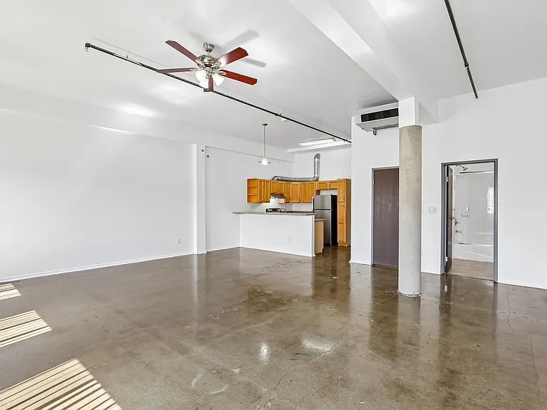 1725 W. 6th St — Photo 13