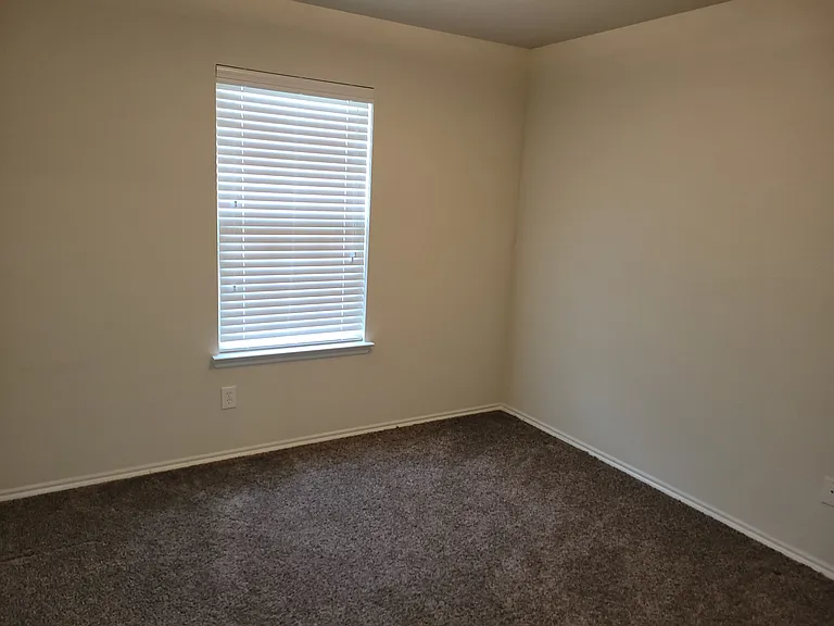 1934 Mosley Dr — Photo 11