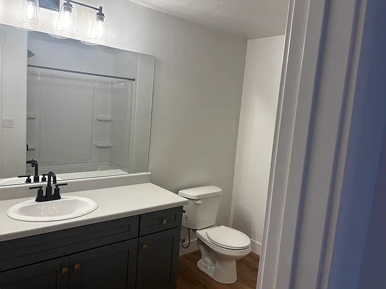 556 N Hill View Dr — Photo 3