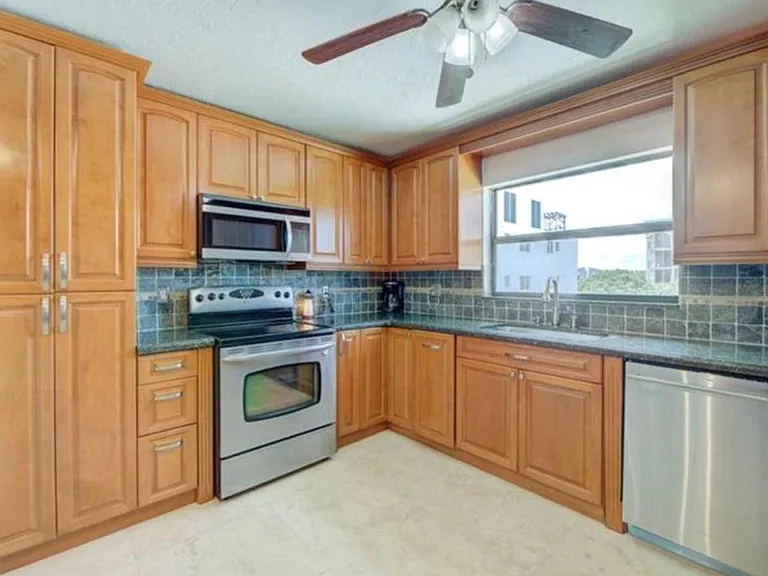1975 SE 3rd St #403 — Photo 8